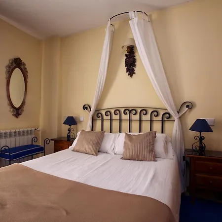 Arco San Vicente Otel Ávila