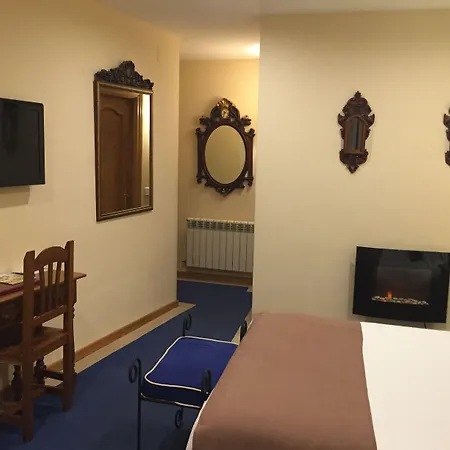 Arco San Vicente Otel Ávila